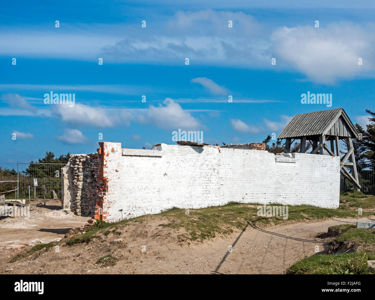 Maarup Kirke (église) ruine en Lønstrup Danemark Jutland dans le processus de démolition que la mer du Nord s'insinue. Banque D'Images