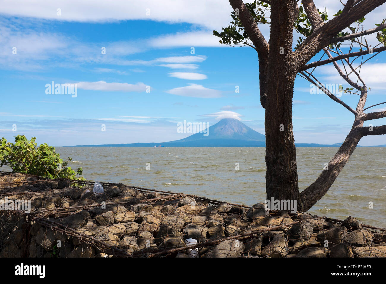 Une vue sur l''ometepe pics volcaniques depuis le port de Rivas à travers les eaux du lac Nicaragua Banque D'Images