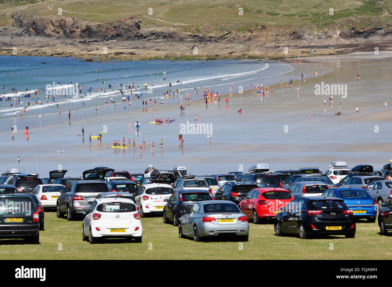 Cornouailles du nord - Polzeath falaise - parking endroit populaire - voir plus de voitures aux surfers beach - blanc - surfers - sun Banque D'Images