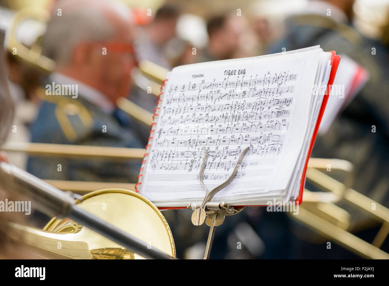 Partition de musique en face des joueurs d'un groupe de country, partie visible de l'instrument Banque D'Images