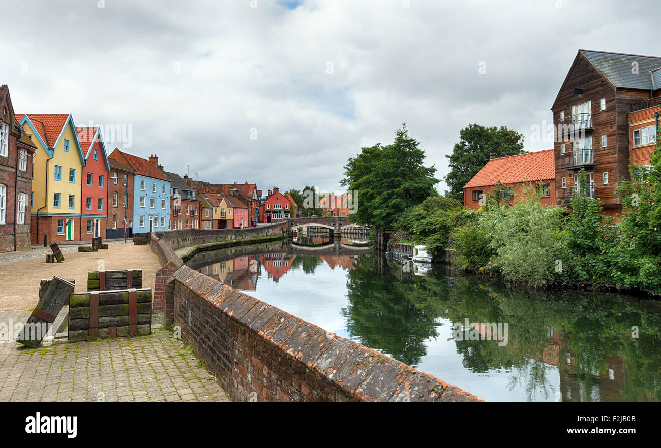 Maisons de ville colorée à quai, surplombant la rivière Wensum à Norwich, Norolk Banque D'Images
