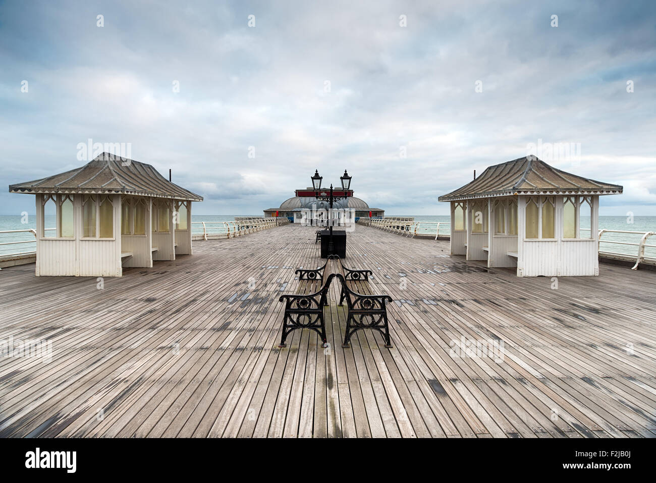 Jour de tempête à jetée de Cromer, une station balnéaire traditionnel anglais pier à Norfolk Banque D'Images