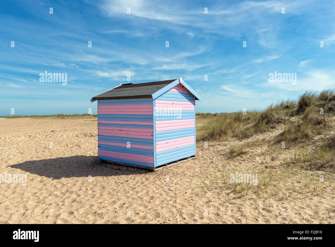 Cabane de plage colorés par des dunes de sable de Great Yarmouth dans le Norfolk Banque D'Images