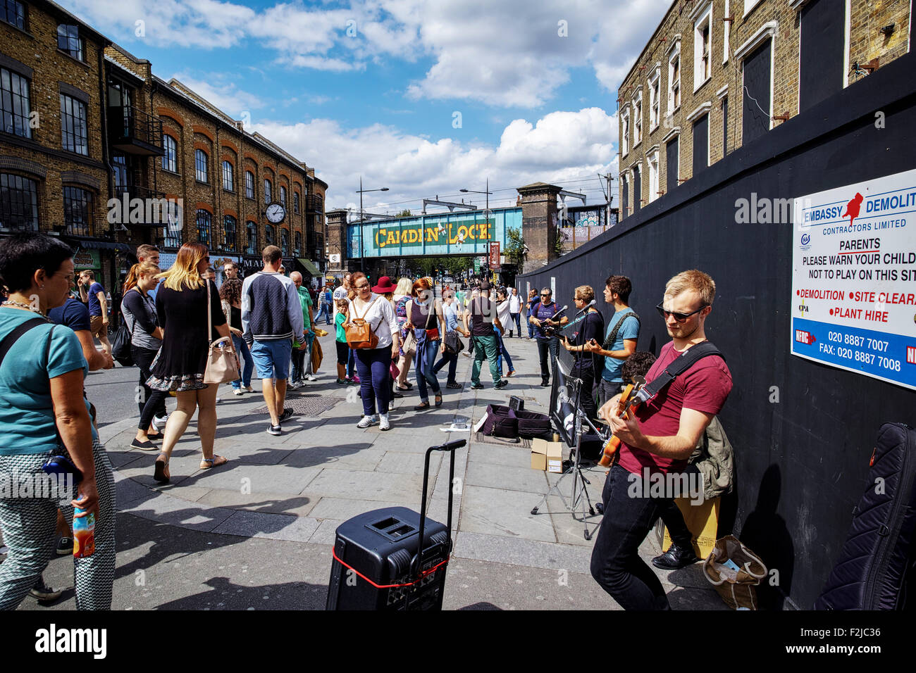 Street band joue sur Hampstead Road près de Camden Town Londres Angleterre à côté du célèbre marché de Camden Lock populaires auprès des touristes Banque D'Images