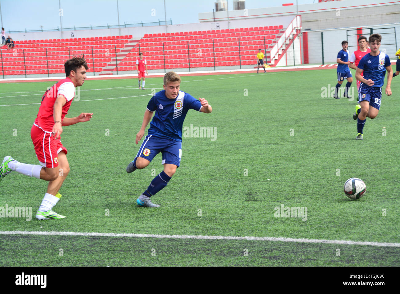 Gibraltar. 20 Septembre, 2015. Dans le cadre de la journée de la base FA Gibraltar les équipes nationales pour les moins de 19 ans et moins de 17 ans, Victoria, au stade. Dans un combat difficile, le match compétitif sous 19s sont sortis gagnants éventuels par 3-0. Le match a été supervisé par l'équipe nationale de senor manager Jeff Wood qui depuis les coulisses tok un vif intérêt sur les escouades. Crédit : Stephen Ignacio/Alamy Live News Banque D'Images