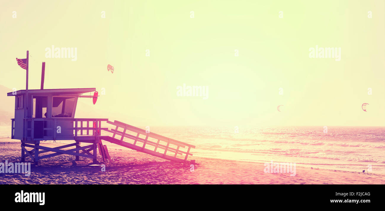 Style vintage photo de lifeguard tower au coucher du soleil à Malibu, USA. Banque D'Images