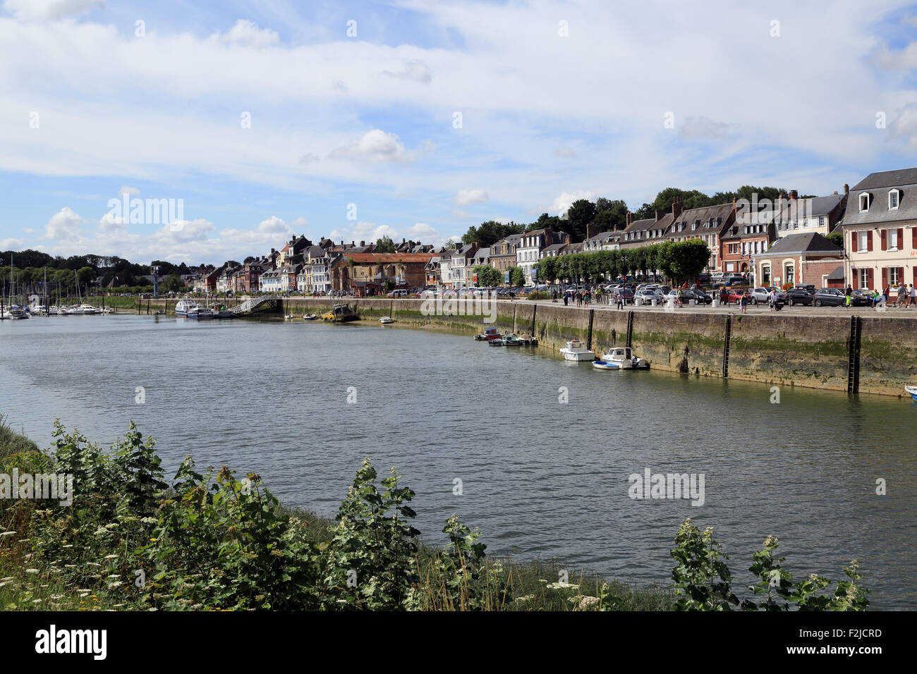 Vue sur St Valery sur Somme de : Quai Rivière Digue N, St Valery sur Somme, Somme, Picardie, France Banque D'Images