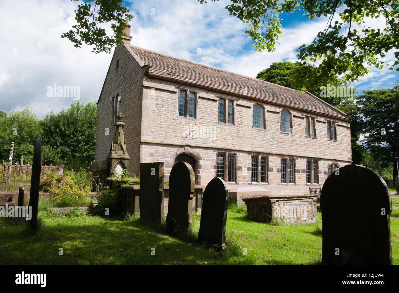 La chapelle indépendante Chinley église rurale Derbyshire reste une promenade relaxante dans le plein grave yard Ray Boswell Banque D'Images