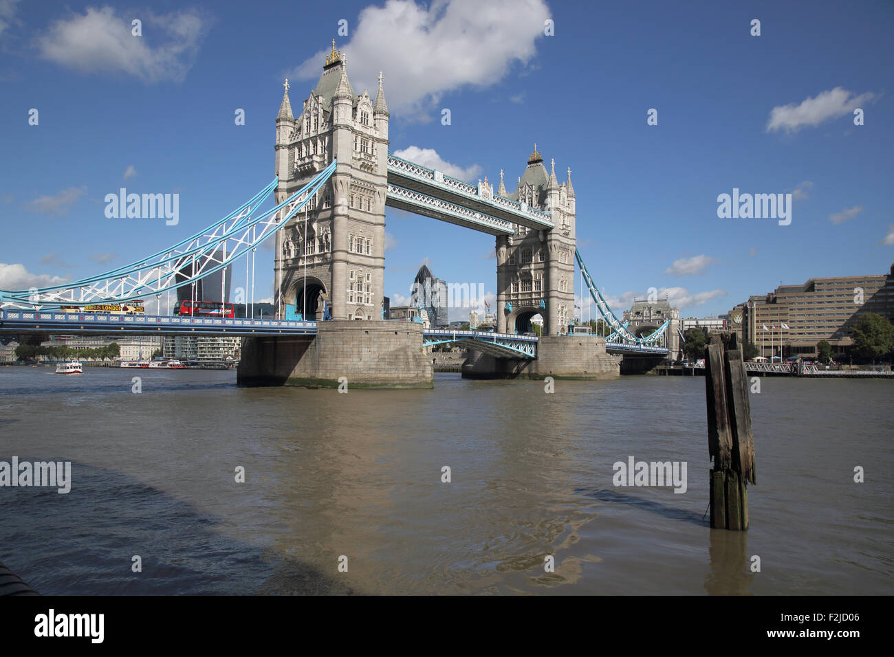 Tower Bridge traversant la Tamise à Londres, Angleterre Banque D'Images Tower Bridge traversant la Tamise à Londres, Angleterre Banque D'Images