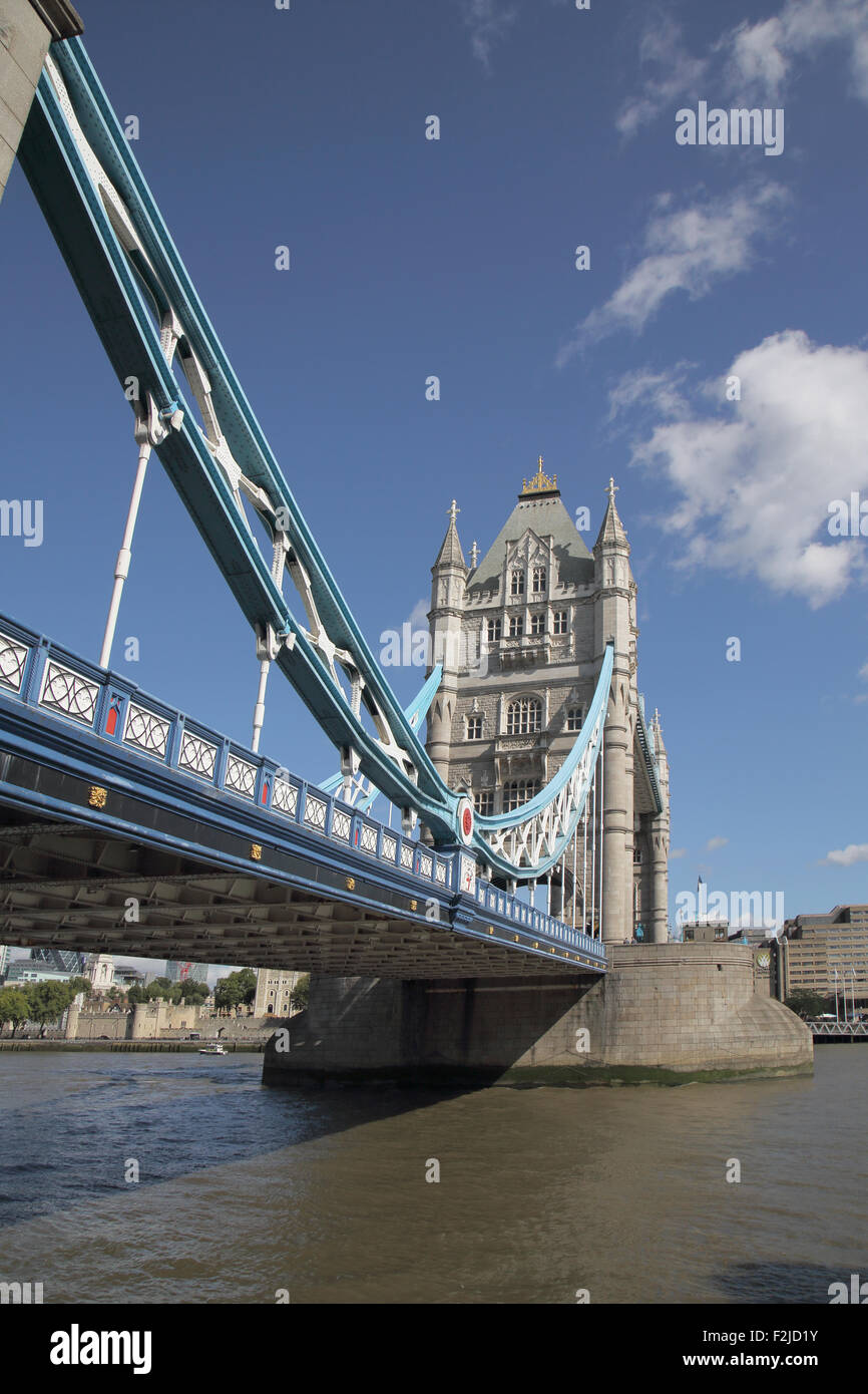 Tower Bridge traversant la Tamise à Londres, Angleterre Banque D'Images Tower Bridge traversant la Tamise à Londres, Angleterre Banque D'Images