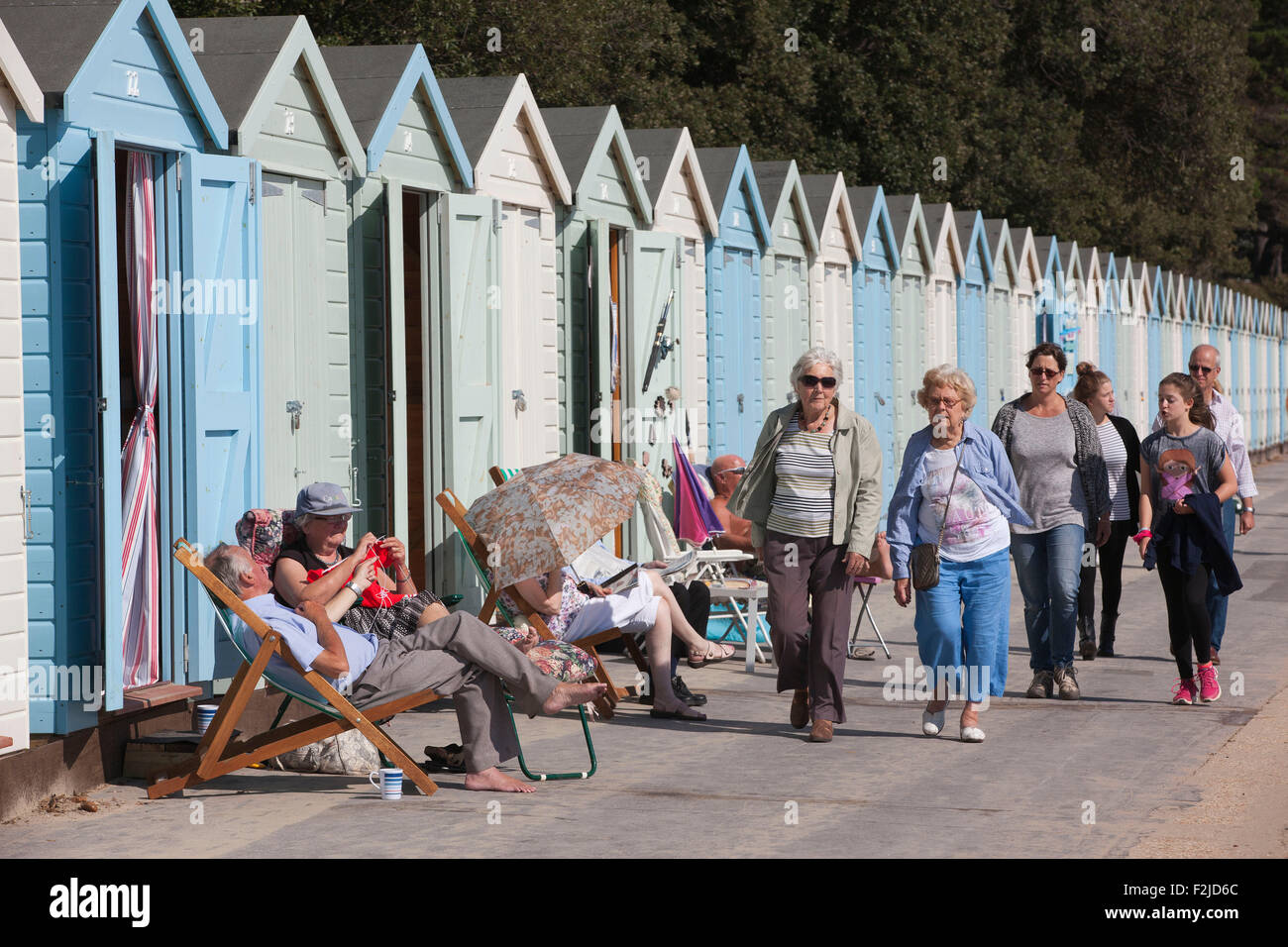 Avon Beach, Dorset, UK. 20 Septembre, 2015. Météo France : Les gens apprécient la surprise le temps chaud le long d'Avon Beach, sur la côte sud de l'anglais à la fin de septembre. Crédit : Jeff Gilbert/Alamy Live News Banque D'Images