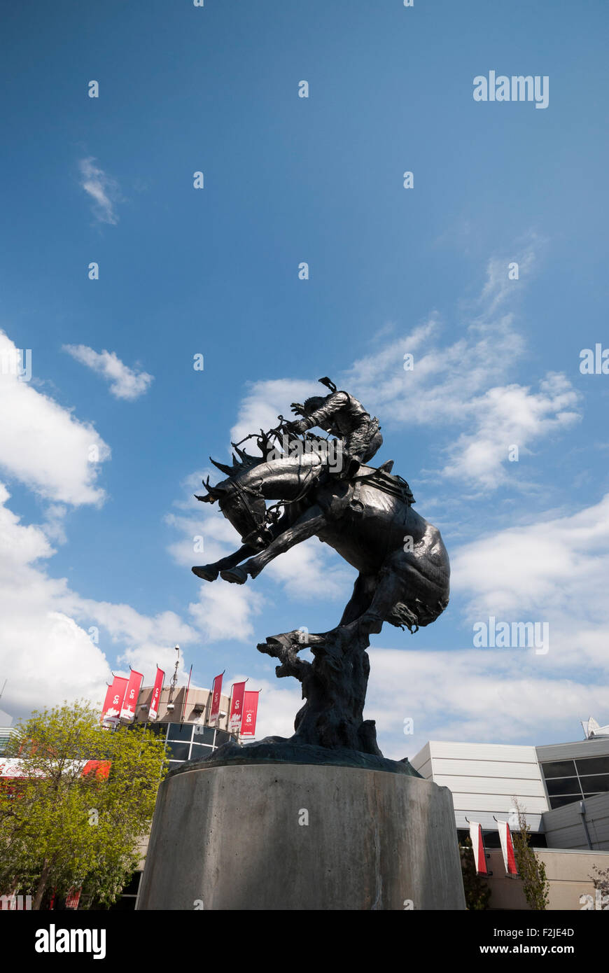 Le 'Twister' monte un bronze par Rich Roenisch à l'entrée de la Calgary Stampede, basé sur un dessin de 1919 par Edward Borein Banque D'Images