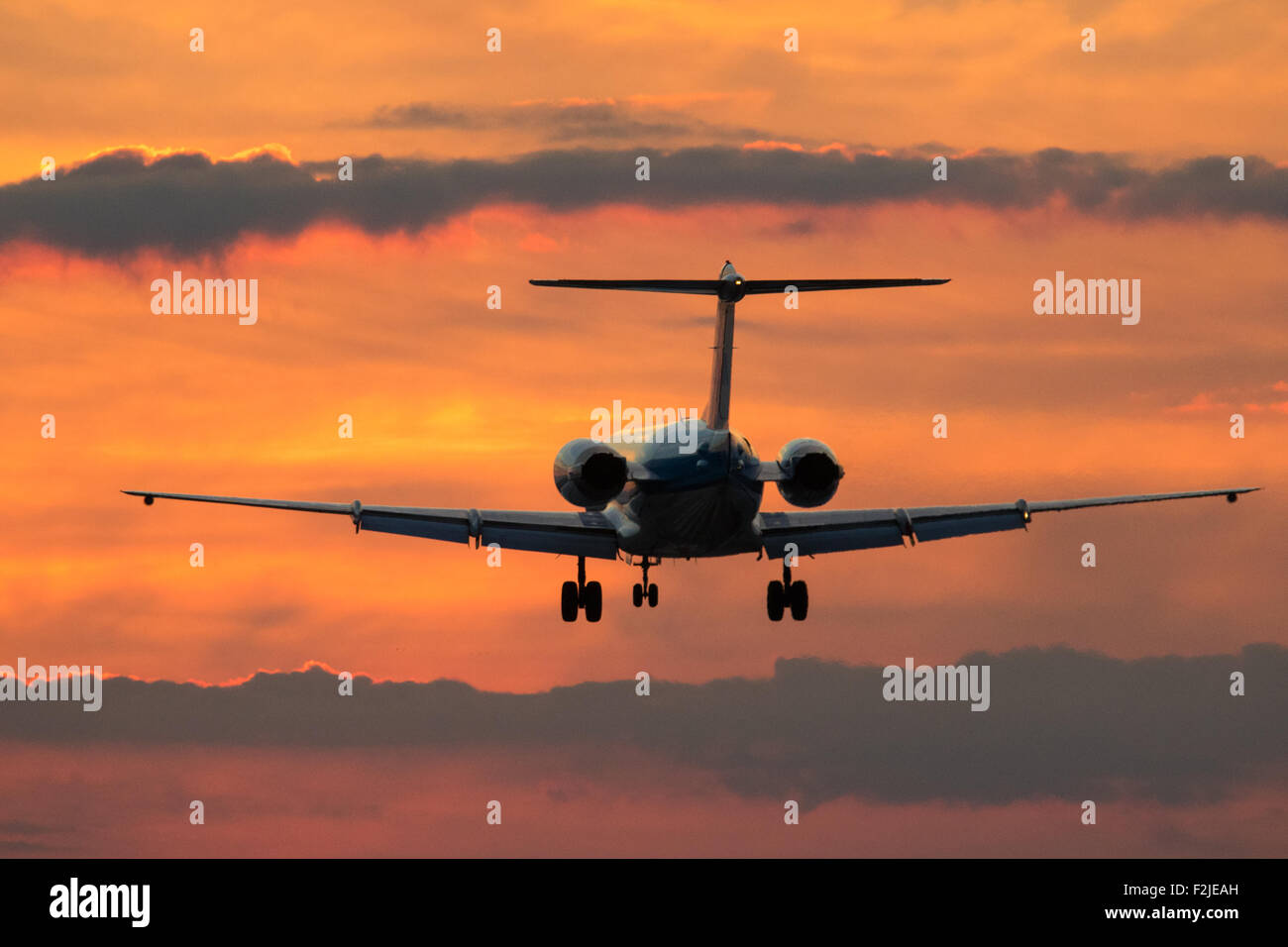 London Heathrow, 19 septembre 2015. AKLM Royal Dutch Airlines Fokker 70 terres comme le soleil se couche sur l'aéroport d'Heathrow à Londres. Crédit : Paul Davey/Alamy Live News Banque D'Images