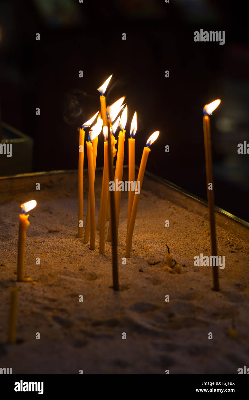 Close up de bougies à l'église cérémonie religion Banque D'Images