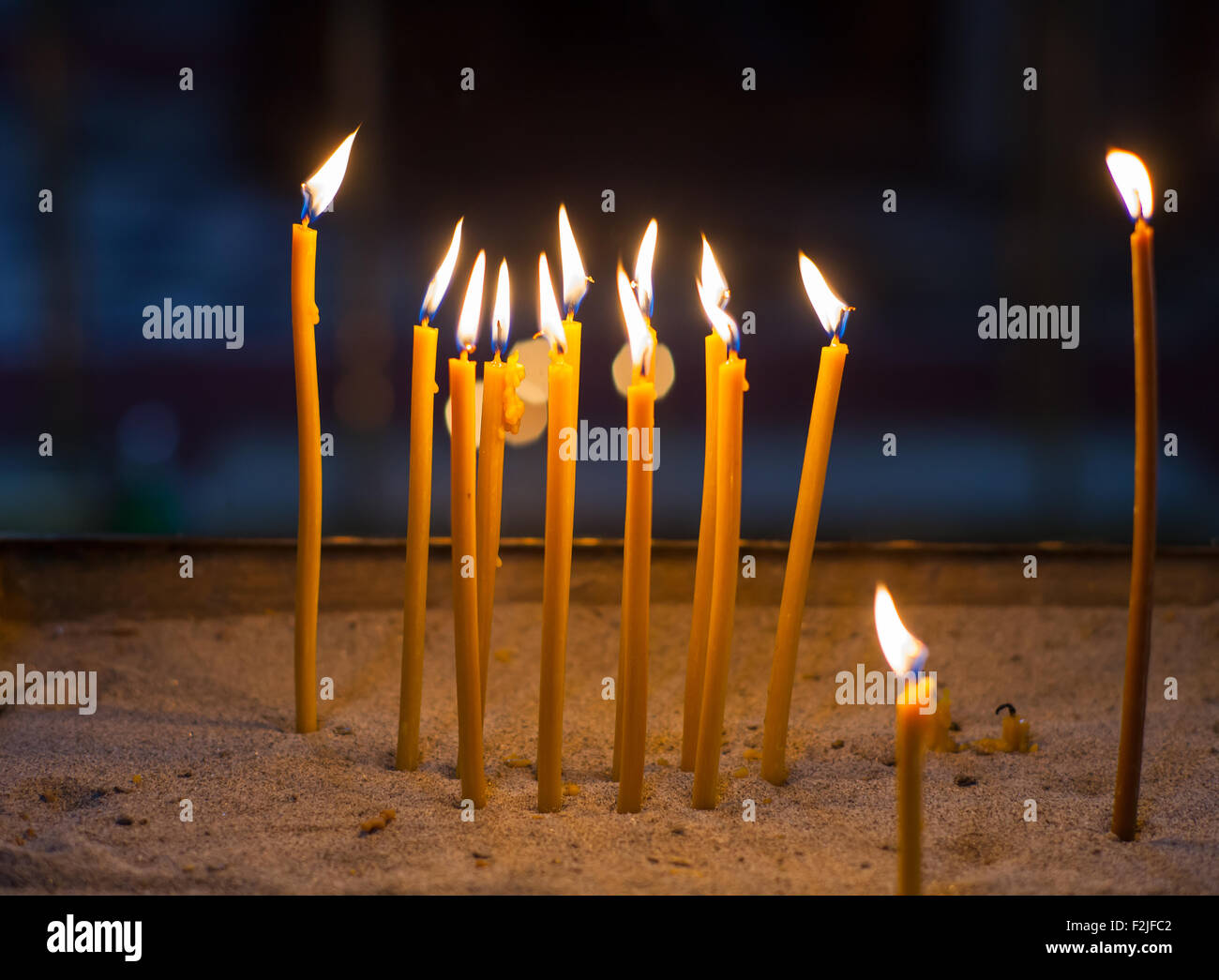 Close up de bougies à l'église cérémonie religion Banque D'Images