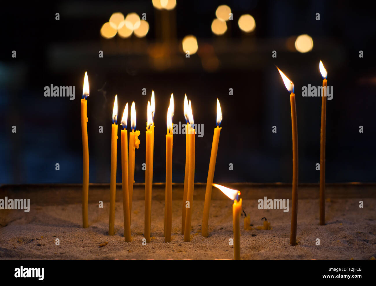 Close up de bougies à l'église cérémonie religion Banque D'Images