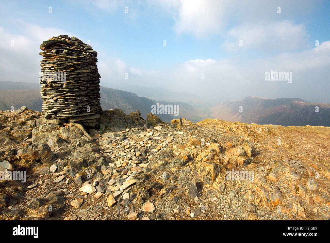 Cairn au sommet de Dale Head, dans le Lake District Cumbria Banque D'Images