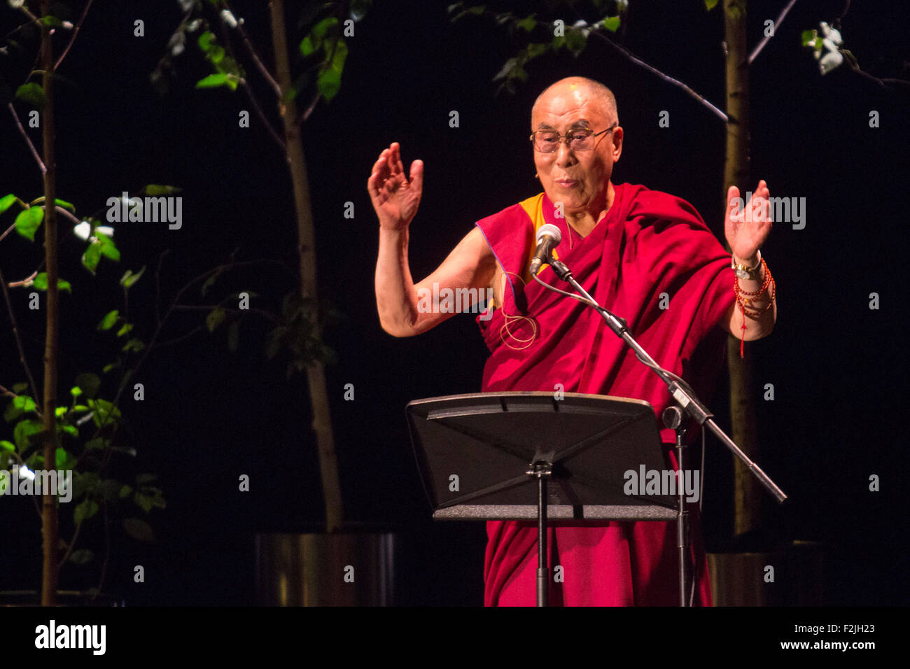 Londres, Royaume-Uni. 20 Septembre, 2015. Sa Sainteté le 14e Dalaï-lama parle sur la scène du London Coliseum sur Ahimsa - la contribution de l'Inde sur le monde. En même temps, les manifestations contre Sa Sainteté a eu lieu par la communauté internationale de Shougdèn St Martin's Lane. Crédit : Images éclatantes/Alamy Live News Banque D'Images