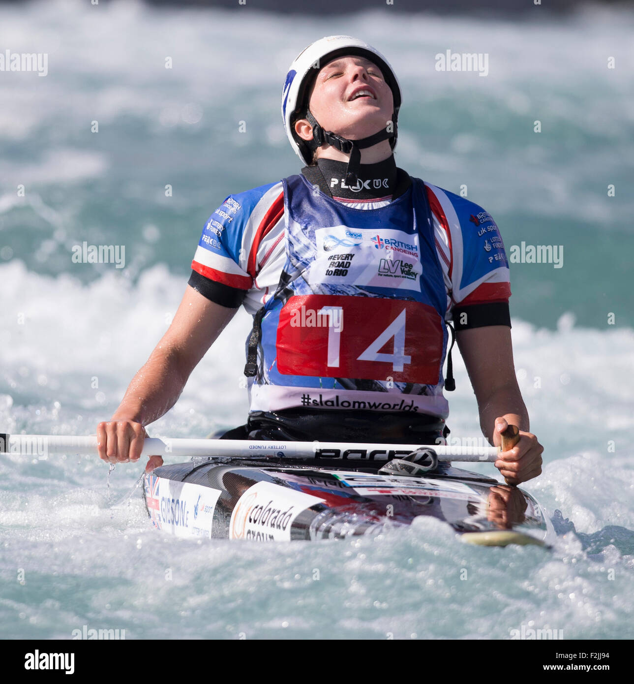 Lee Valley, London, UK. 20 Sep, 2015. Championnat du monde de slalom en canoë. Jour 5. C1 Les femmes, Eilidh Gibson (GBR) s'incline la tête en arrière après avoir franchi la ligne d'arrivée et de finition en 5e place dans la finale femmes C1. Credit : Action Plus Sport/Alamy Live News Banque D'Images