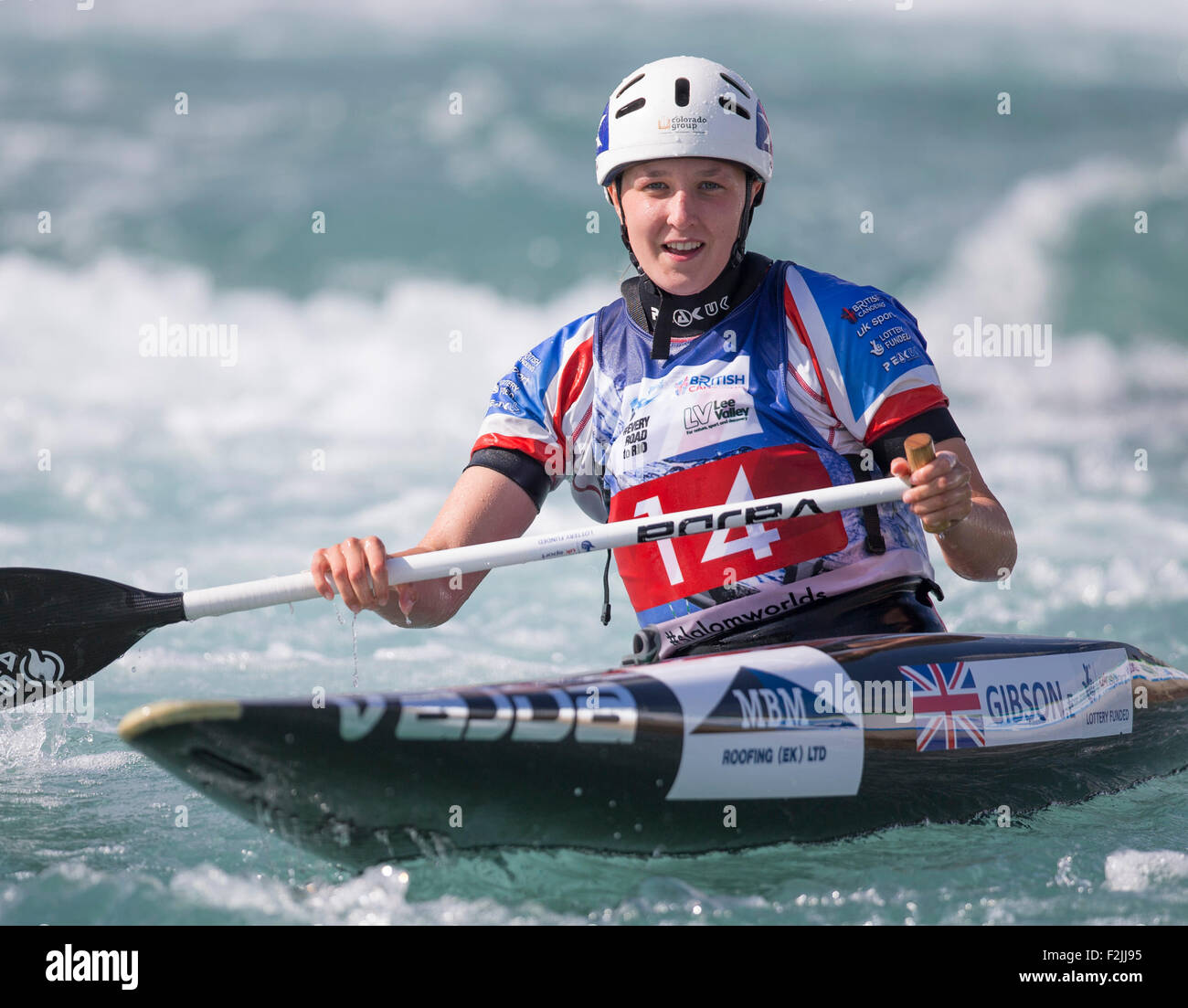 Lee Valley, London, UK. 20 Sep, 2015. Championnat du monde de slalom en canoë. Jour 5. C1 Les femmes, Eilidh Gibson (GBR) vérifie le tableau d'après le passage de la ligne d'arrivée et de finition en 5e place dans la finale femmes C1. Credit : Action Plus Sport/Alamy Live News Banque D'Images