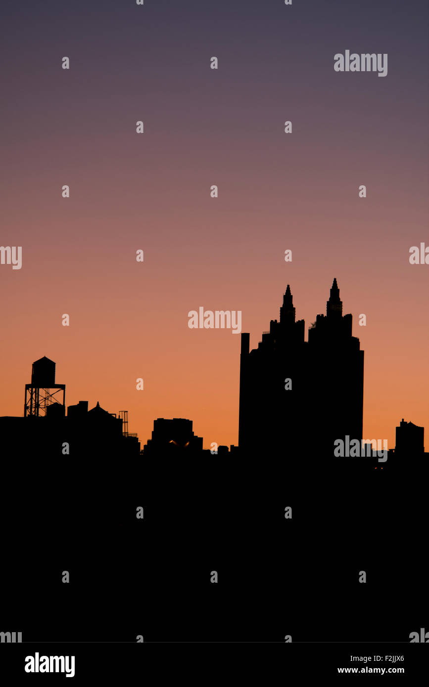 La silhouette d'une vue sur le bâtiment d'El Dorado sur l'Upper West Side de Manhattan au lever du soleil ; New York City, New York State, USA Banque D'Images