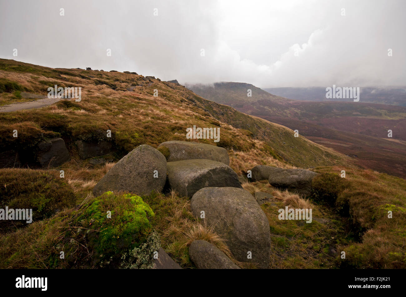 Le Nord de bords de Kinder Scout et le sentier périphérique. Nuages et brouillard tourbillonner autour de la sombre paysage de landes. Banque D'Images