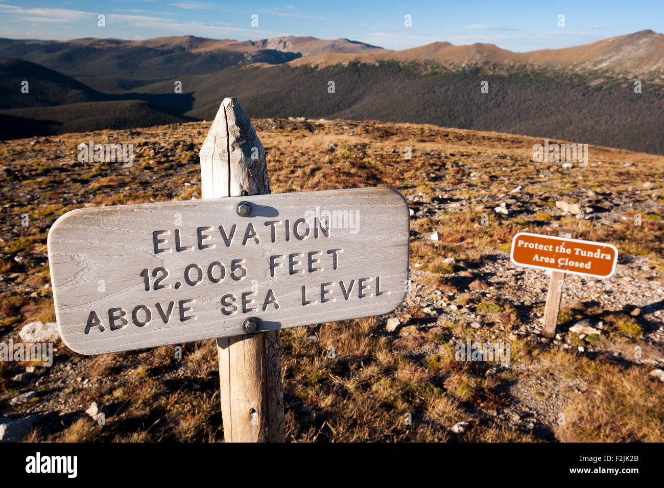 Signe d'altitude 12 005 pieds - l'écosystème de toundra alpine - Rocky Mountain National Park, près de Estes Park, Colorado, USA Banque D'Images