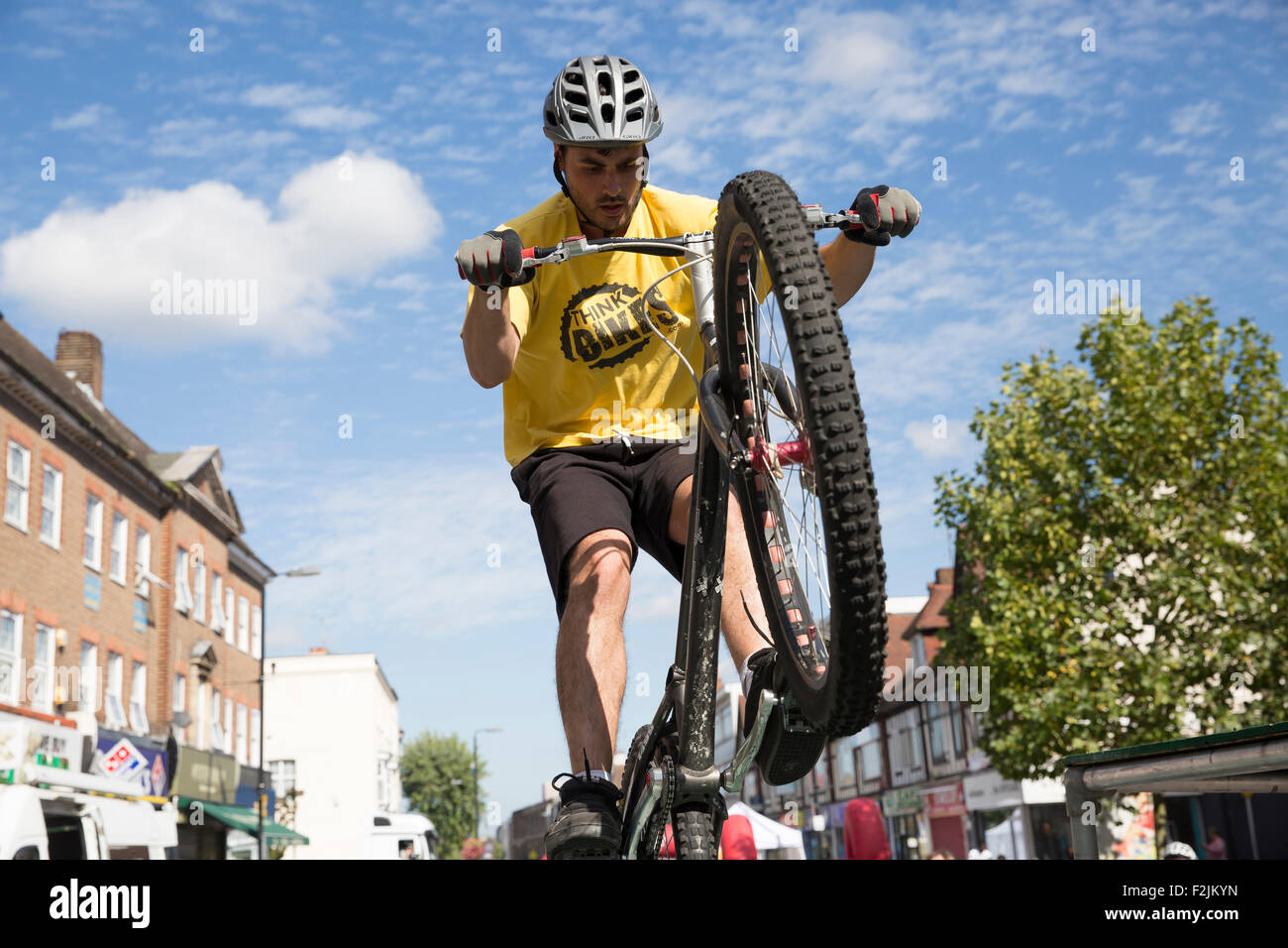 Orpington,UK,20 Septembre 2015,Orpington High Street est devenue une zone de libre circulation que les cyclistes ont pris la relève. Andy Johnson effectue un crédit stun : Keith Larby/Alamy Live News Banque D'Images