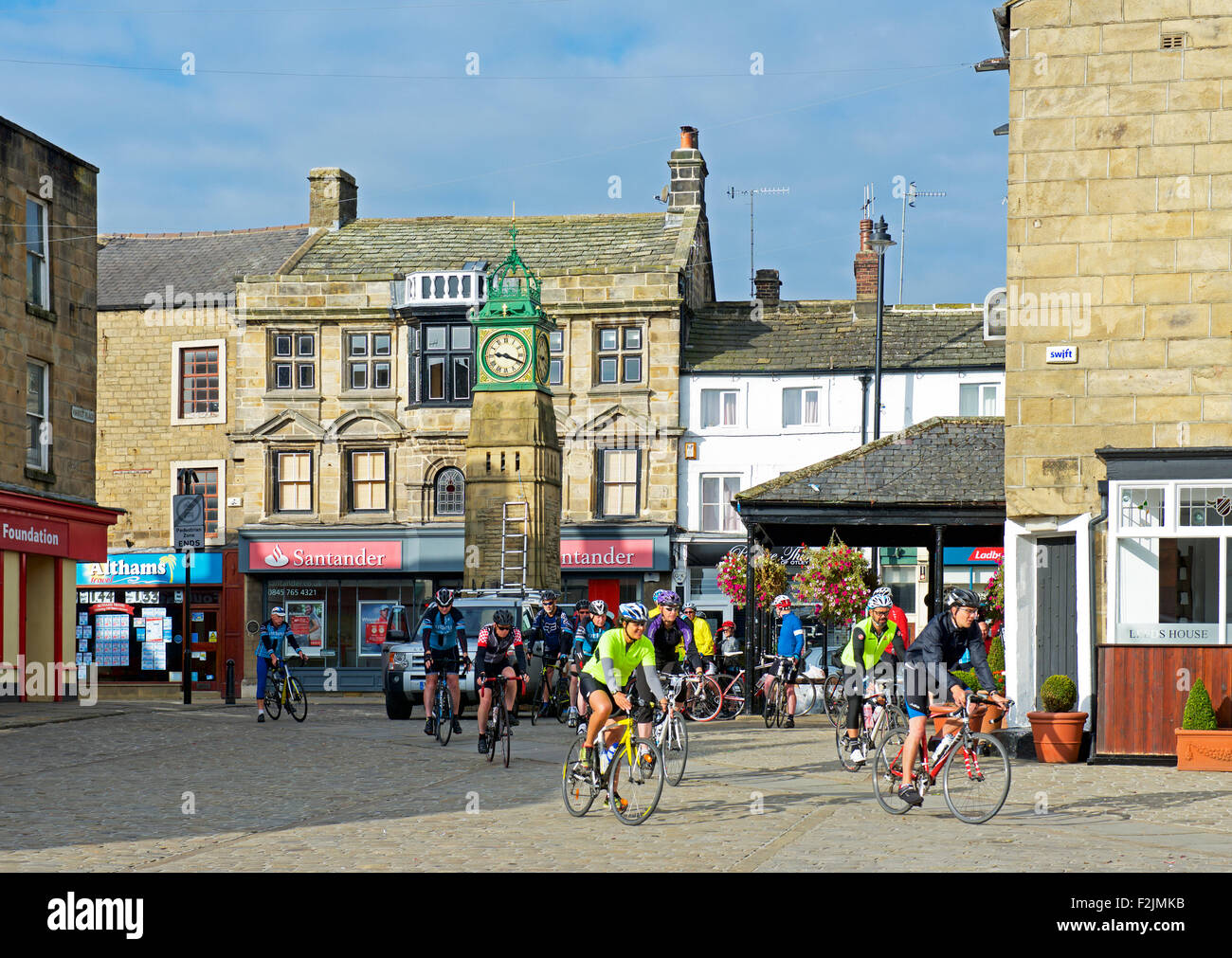 Les cyclistes dans la place du marché, Otley, West Yorkshire, England UK Banque D'Images