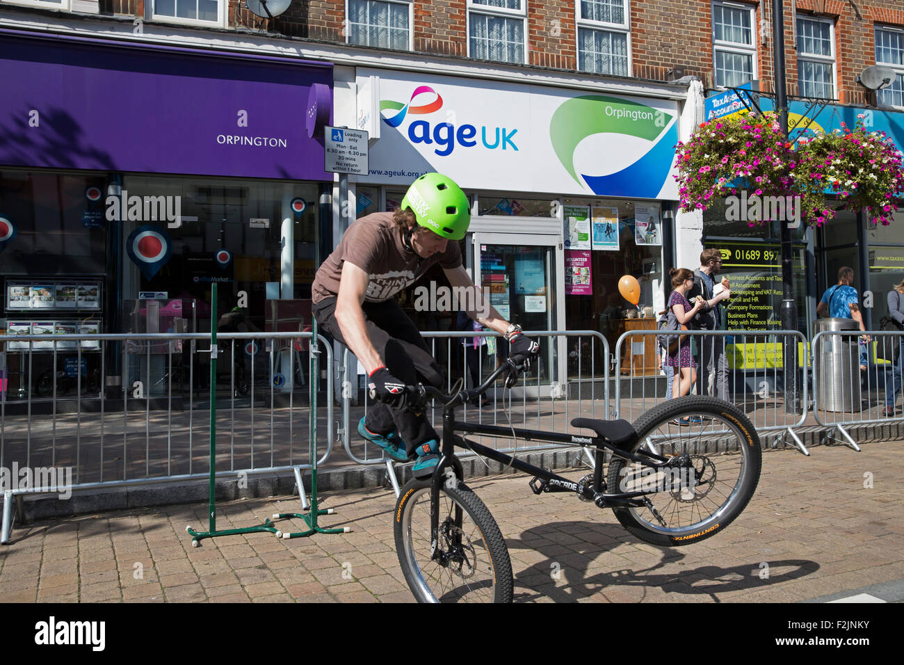 Orpington,UK,20 Septembre 2015,Orpington High Street est devenue une zone de libre circulation que les cyclistes ont pris la relève. Euan Beaden effectue stunt Crédit : Keith Larby/Alamy Live News Banque D'Images