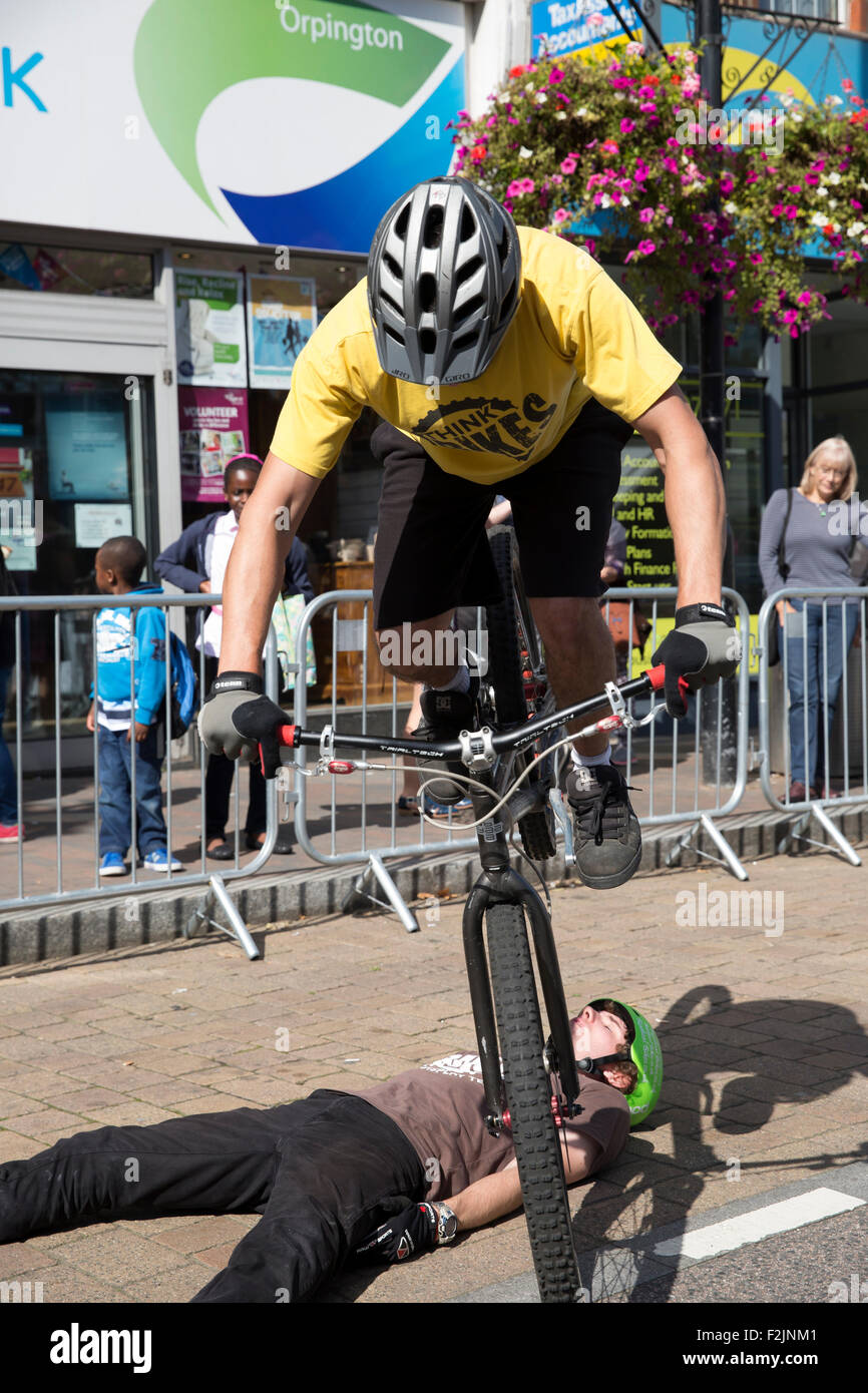 Orpington,UK,20 Septembre 2015,Orpington High Street est devenue une zone de libre circulation que les cyclistes ont pris la relève. Euan Beaden et Andy Johnson effectuez une stunt sho Crédit : Keith Larby/Alamy Live News Banque D'Images