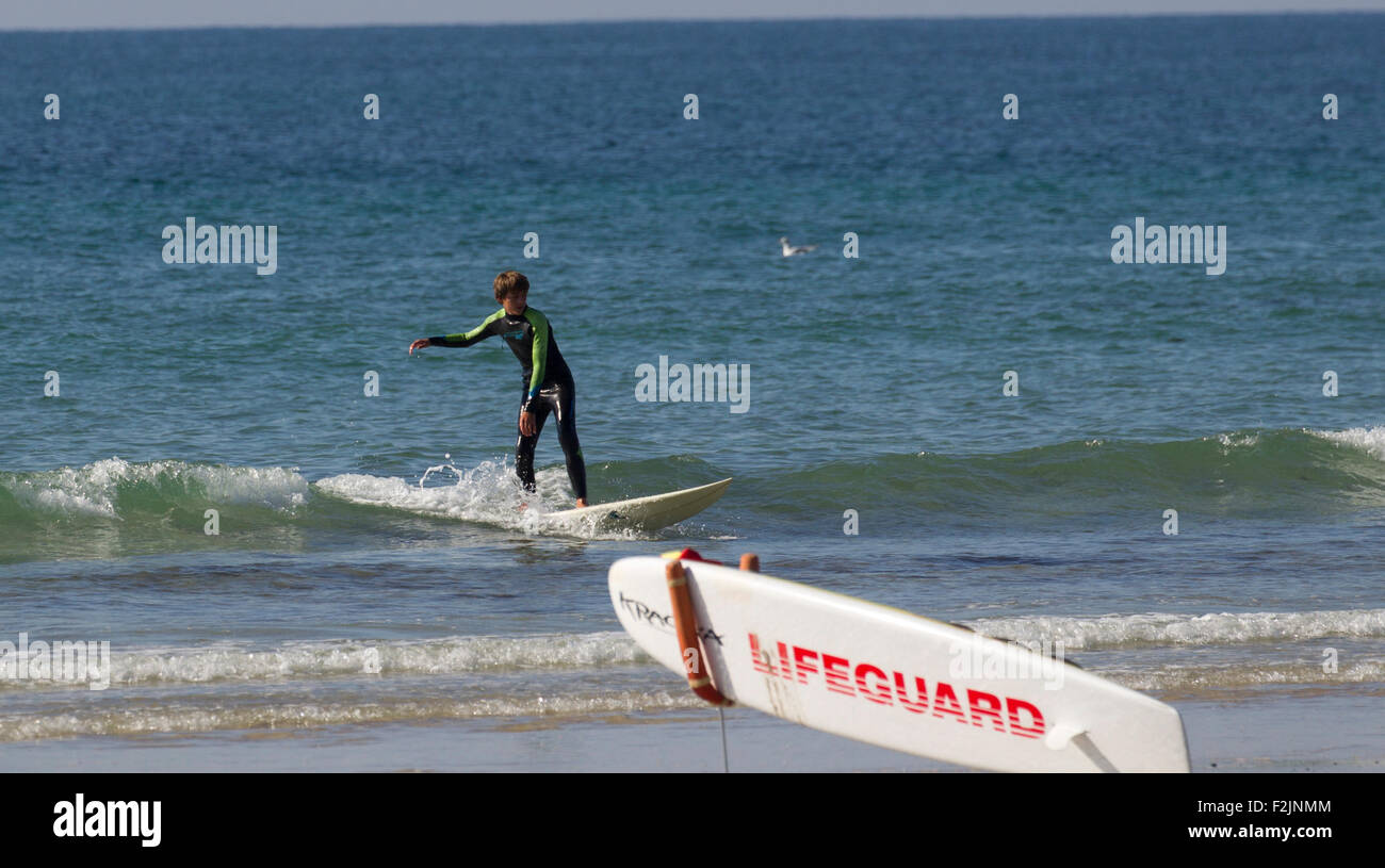 Jersey, Îles Anglo-Normandes, Royaume-Uni. 20 Septembre, 2015. UK Météo : ciel bleu clair sur la plage à St Ouen 5 mile beach avec tout le monde en tirant le meilleur parti de la météo ) Photo : Gordon Shoosmith/Alamy Live News Banque D'Images