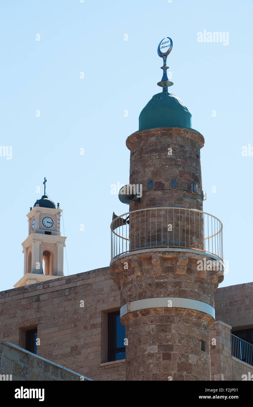 Israël : le minaret de la mosquée Al Bahr, la plus ancienne mosquée existante à Jaffa, avec le clocher de Saint Peter's Church, une église franciscaine Banque D'Images