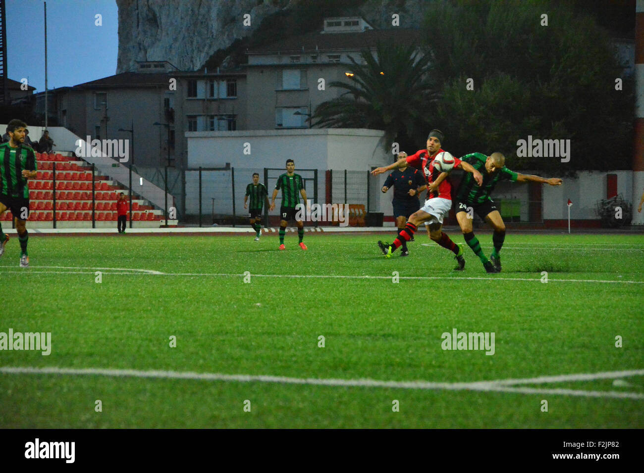 Gibraltar. 19 Septembre, 2015. Premier League des Champions de l'Imps Rouge Lincoln a commencé la saison de gagner leur premier trophée contre Europa FC après un temps supplémentaire de les placer dans le but de mener 3-2 à la suite d'une 90 min 2-2 draw. Le match a été joué au stade Victoria le samedi 19 septembre 2015 devant quelque 200 fans. Un match très compétitif vu Lincoln prendre la tête deux fois avant d'Europa FC égalisée dans les derniers instants de la 90mn forçant plus de temps. Crédit : Stephen Ignacio/Alamy Live News Banque D'Images