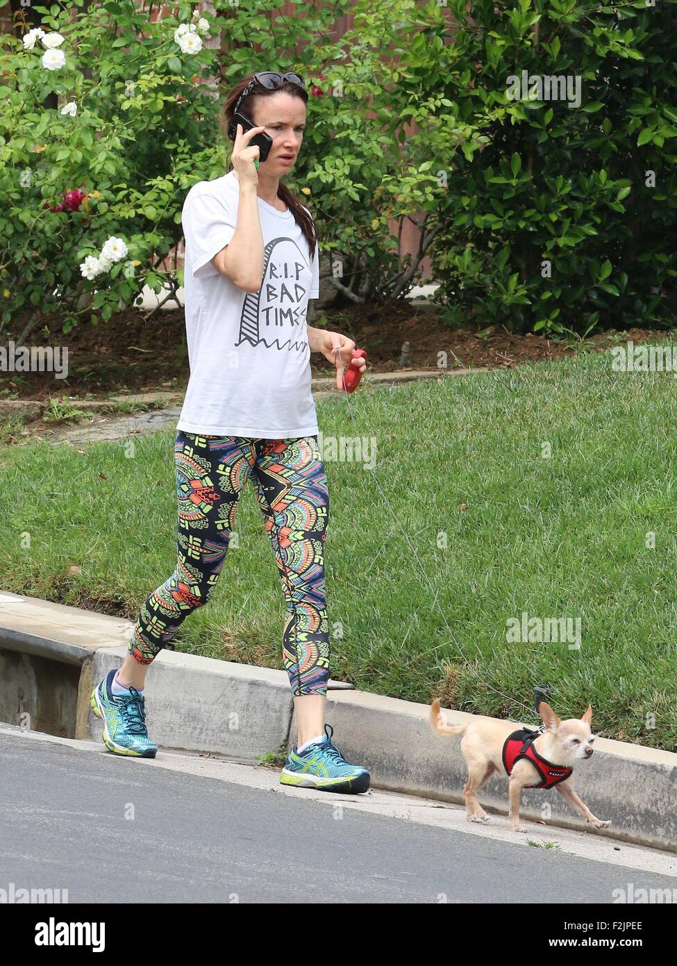 Juliette Lewis s'use pas de maquillage alors qu'elle prend un matin à pied  avec son chien dans les collines de Hollywood avec : Juliette Lewis, Teddy  Où : Los Angeles, California, United