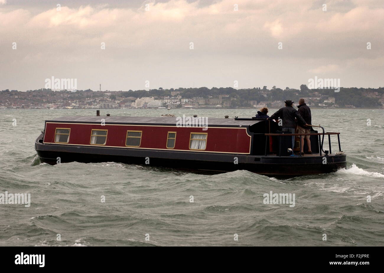 AJAXNETPHOTO - 16 Sept 2009 - Southampton, Angleterre. - Eaux agitées - un bateau fait son chemin lentement dans le Solent. Photo : Jonathan Eastland/Ajax REF : 91609 3014 Banque D'Images