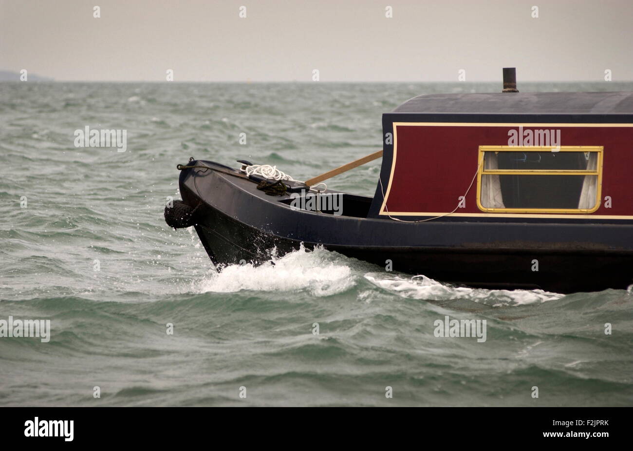 AJAXNETPHOTO - 16 Sept 2009 - Southampton, Angleterre. - Eaux agitées - un bateau fait son chemin lentement dans le Solent. Photo : Jonathan Eastland/Ajax REF : 91609 3022 Banque D'Images