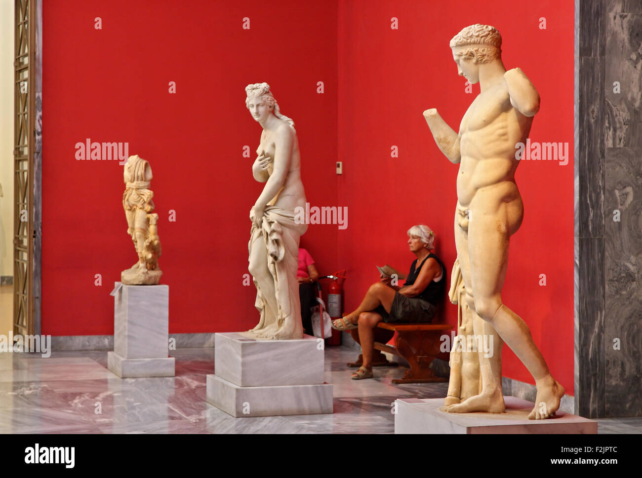 L'une des salles consacrées à la sculpture grecque antique dans le Musée Archéologique National, Athènes, Grèce. Banque D'Images