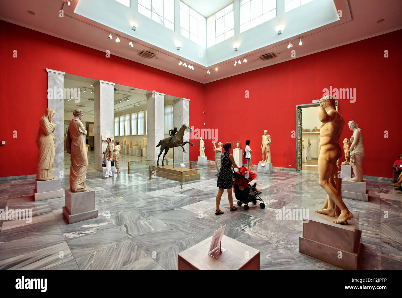 L'une des salles consacrées à la sculpture grecque antique dans le Musée Archéologique National, Athènes, Grèce. Banque D'Images