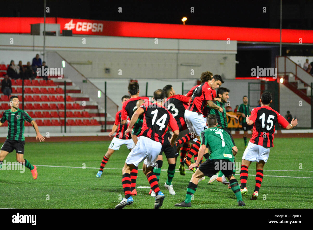 Gibraltar. 19 Septembre, 2015. Premier League des Champions de l'Imps Rouge Lincoln a commencé la saison de gagner leur premier trophée contre Europa FC après un temps supplémentaire de les placer dans le but de mener 3-2 à la suite d'une 90 min 2-2 draw. Le match a été joué au stade Victoria le samedi 19 septembre 2015 devant quelque 200 fans. Un match très compétitif vu Lincoln prendre la tête deux fois avant d'Europa FC égalisée dans les derniers instants de la 90mn forçant plus de temps. Crédit : Stephen Ignacio/Alamy Live News Banque D'Images