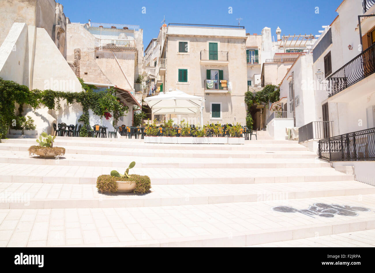 L'arrière-rue et place de la vieille ville de Vieste Pouilles Italie à midi Banque D'Images