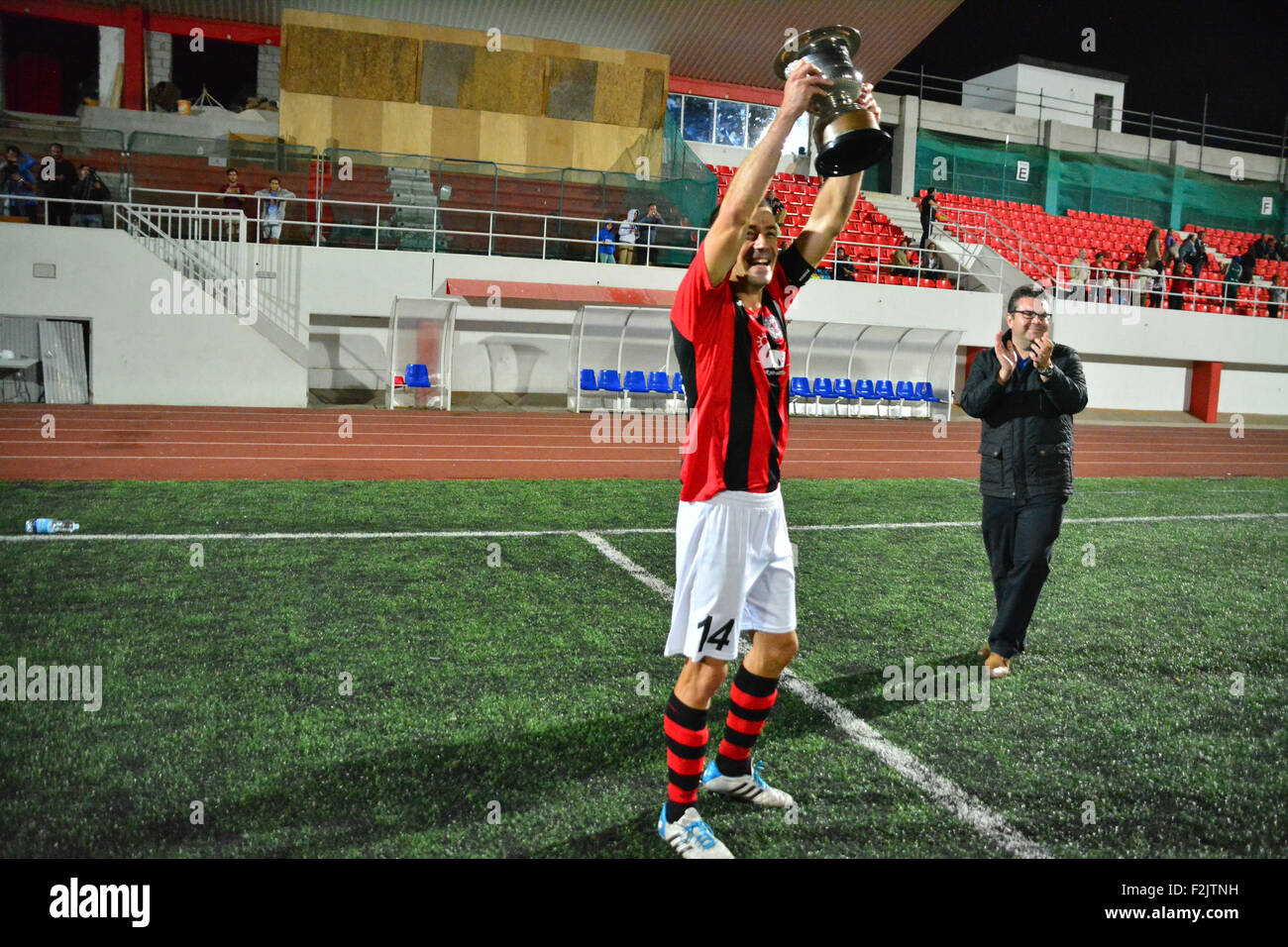 Gibraltar. 19 Septembre, 2015. Premier League des Champions de l'Imps Rouge Lincoln a commencé la saison de gagner leur premier trophée contre Europa FC après un temps supplémentaire de les placer dans le but de mener 3-2 à la suite d'une 90 min 2-2 draw. Le match a été joué au stade Victoria le samedi 19 septembre 2015 devant quelque 200 fans. Un match très compétitif vu Lincoln prendre la tête deux fois avant d'Europa FC égalisée dans les derniers instants de la 90mn forçant plus de temps. Crédit : Stephen Ignacio/Alamy Live News Banque D'Images