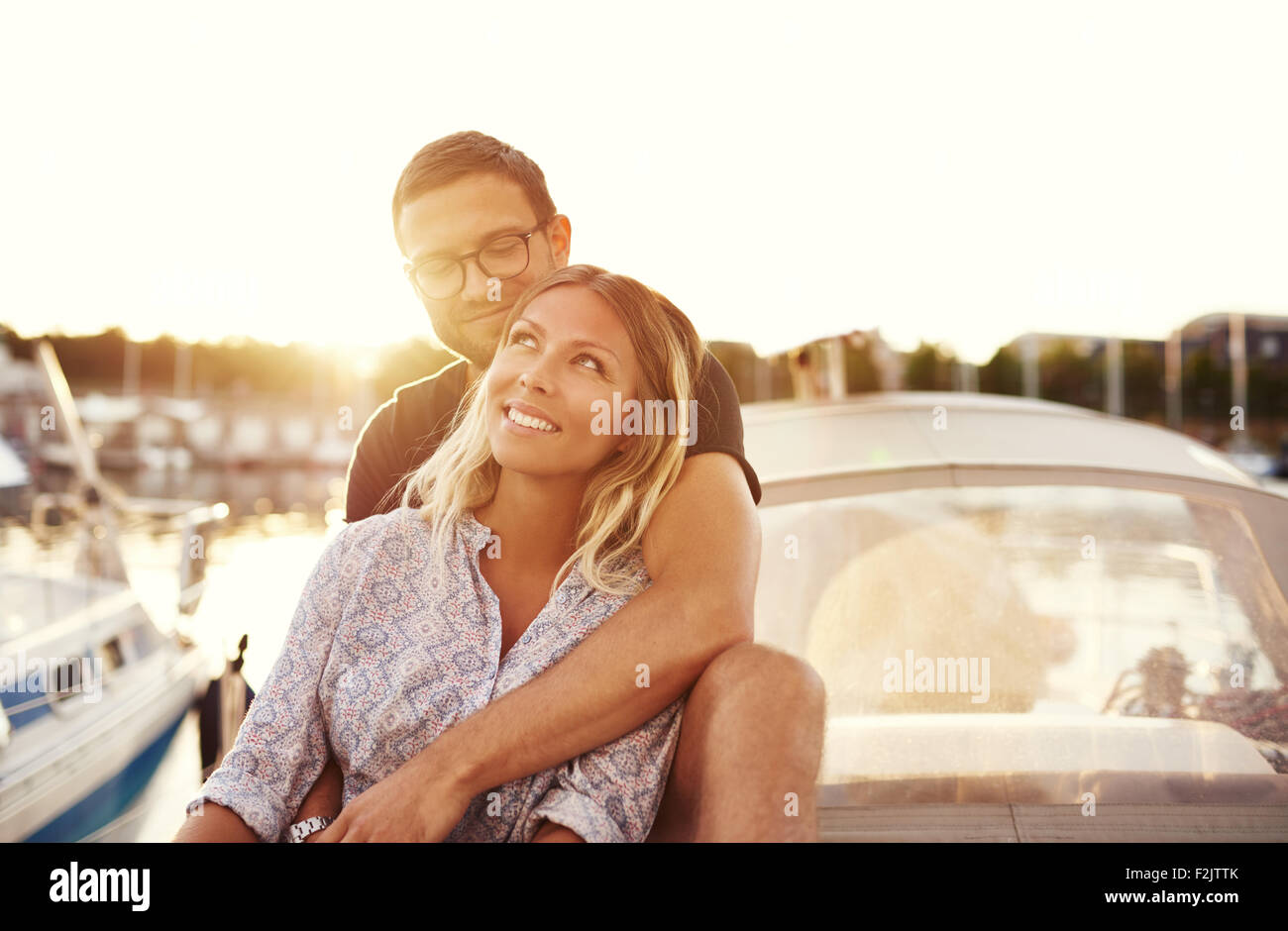 Heureux Couple sur un bateau, profiter de la vie tandis que dans l'amour Banque D'Images