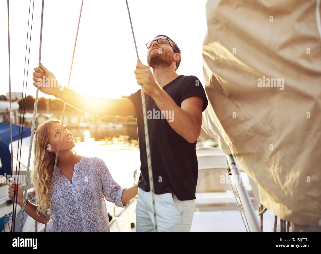 Couple sur leur voile Voile de le contrôler avant de partir Banque D'Images