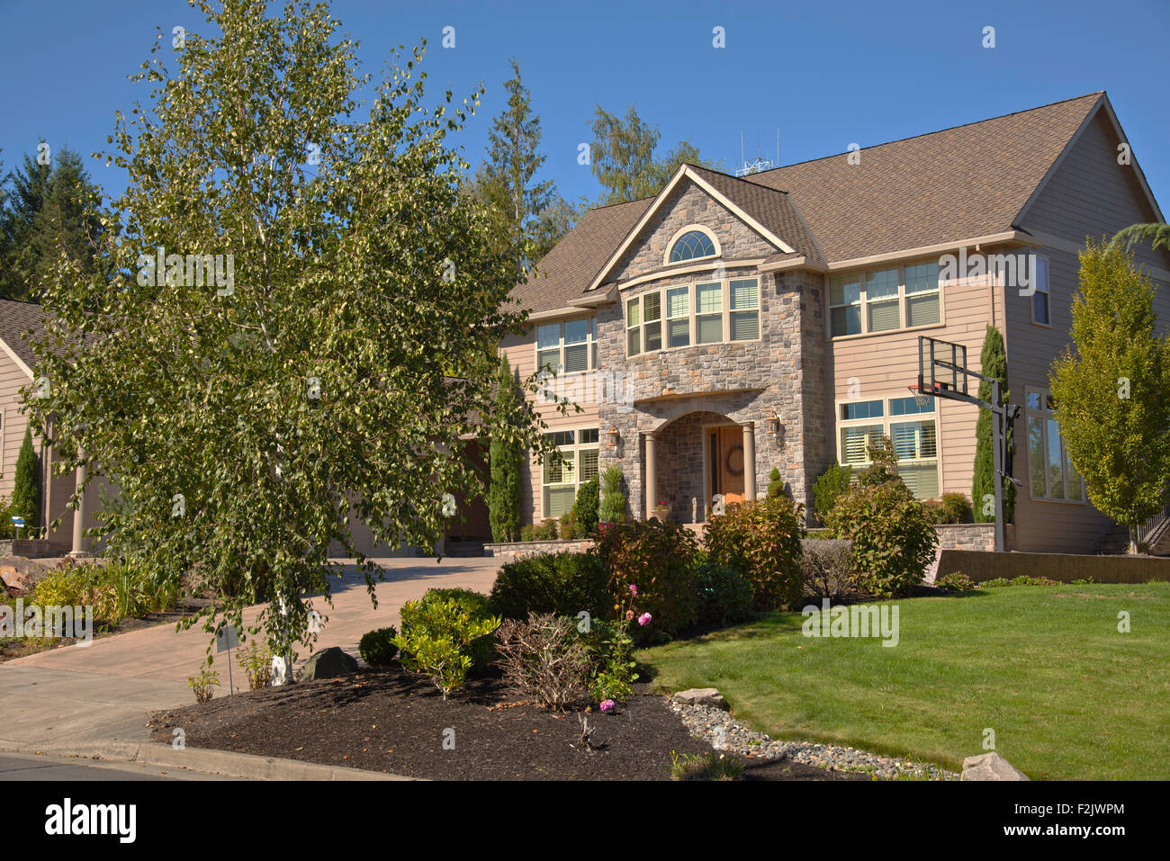Maison et jardin dans la région de Happy Valley Oregon. Banque D'Images