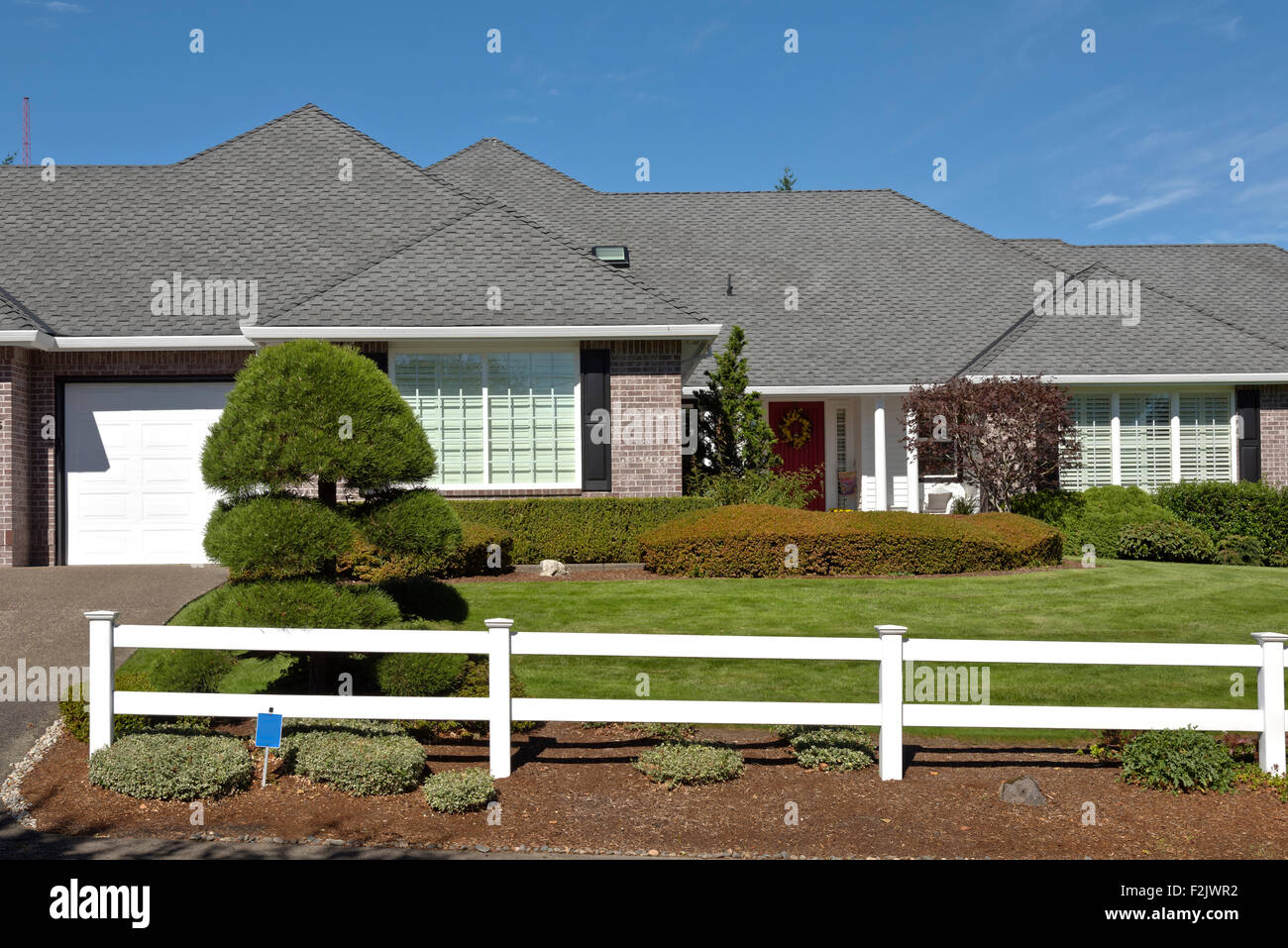 Grande maison de blanc de clôtures et de pelouse de l'Oregon. Banque D'Images