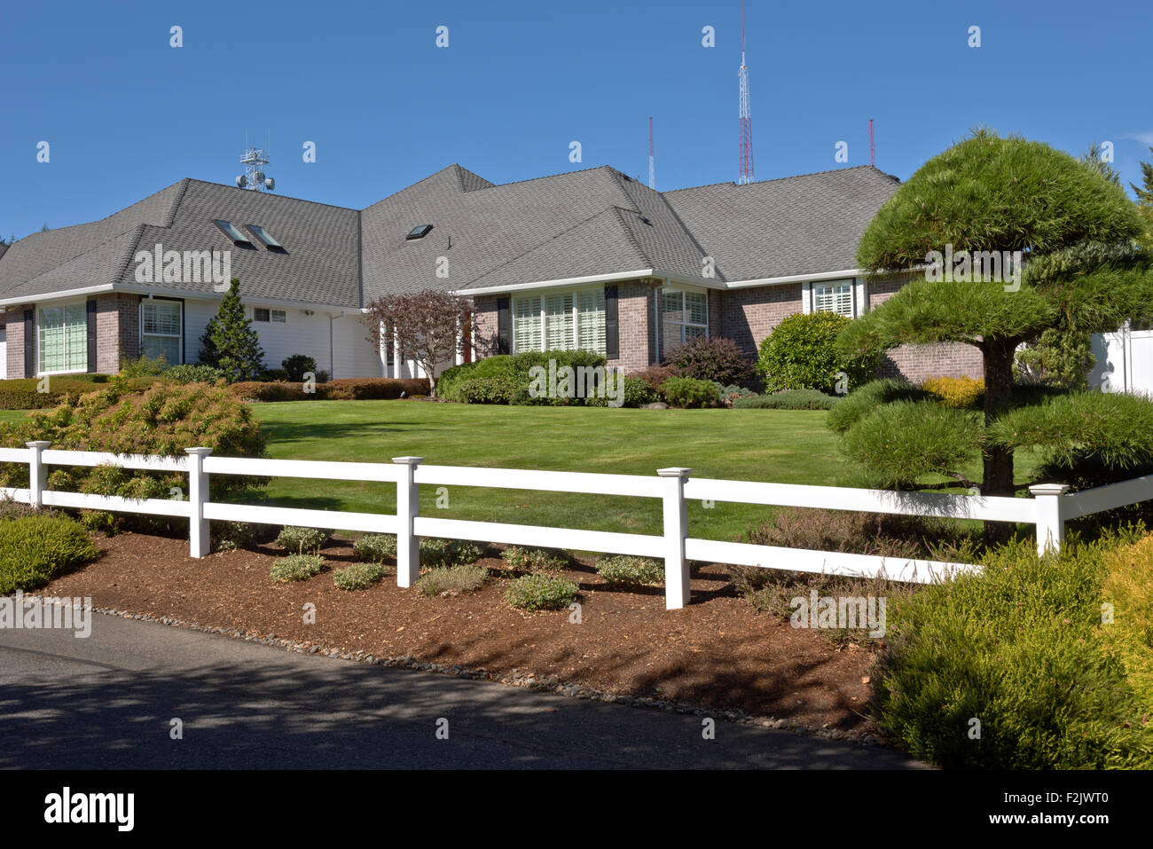 Grande maison de blanc de clôtures et de pelouse de l'Oregon. Banque D'Images