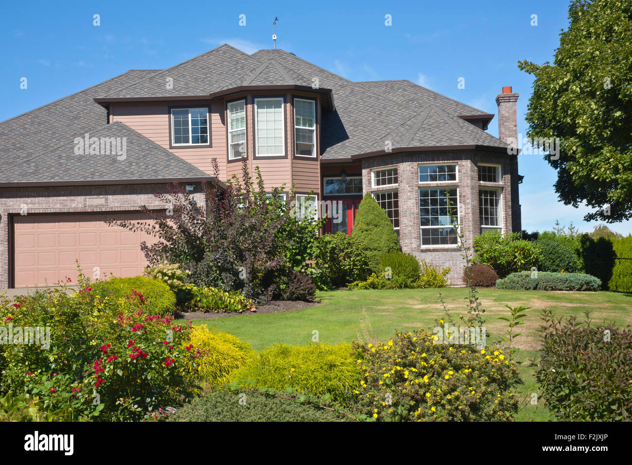 Grande maison avec beaucoup de plantes à Happy Valley Oregon. Banque D'Images