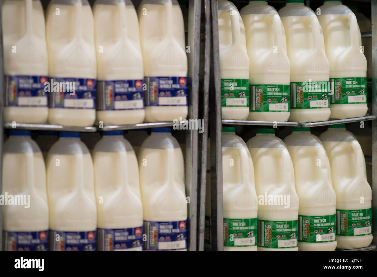 Lait britannique en vente dans un supermarché. Banque D'Images