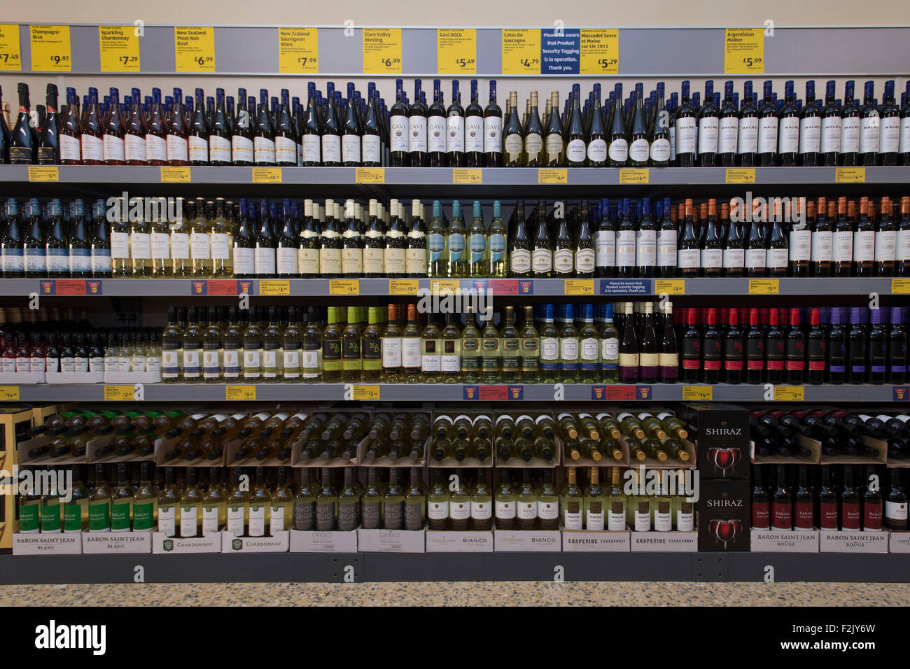 Bouteilles de vin blanc et rouge en vente dans un supermarché. Banque D'Images